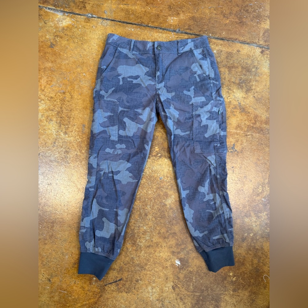 Prana grey camo drawstring hiking cargo joggers size 6 like new